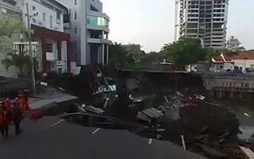 زمین در اندونزی دهان باز کرد!+فیلم