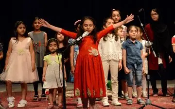 نمایش موزیکال «دنیای رعنا» آکادمی موسیقی خونیای دانوش در دومین فستیوال موسیقی دانوش 