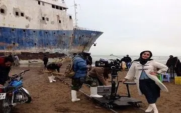 تیپ متفاوت «الناز شاکردوست»، لبِ دریا! + عکس