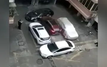 برخورد عجیب مرد جوان با خودروهایی که راه ماشینش را قفل کرده بودند + فیلم 