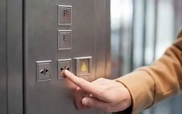 اگر در آسانسور گیر کردید حتما این کارها را انجام دهید | راه های نجات در آسانسور