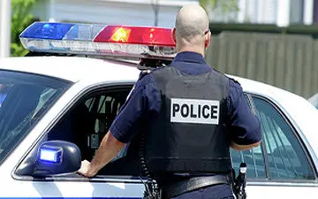 کتک زدن یک جوان توسط ماموران پلیس ایالات متحده آمریکا به دلیل رعایت نکردن مقررات راهنمایی و رانندگی + فیلم