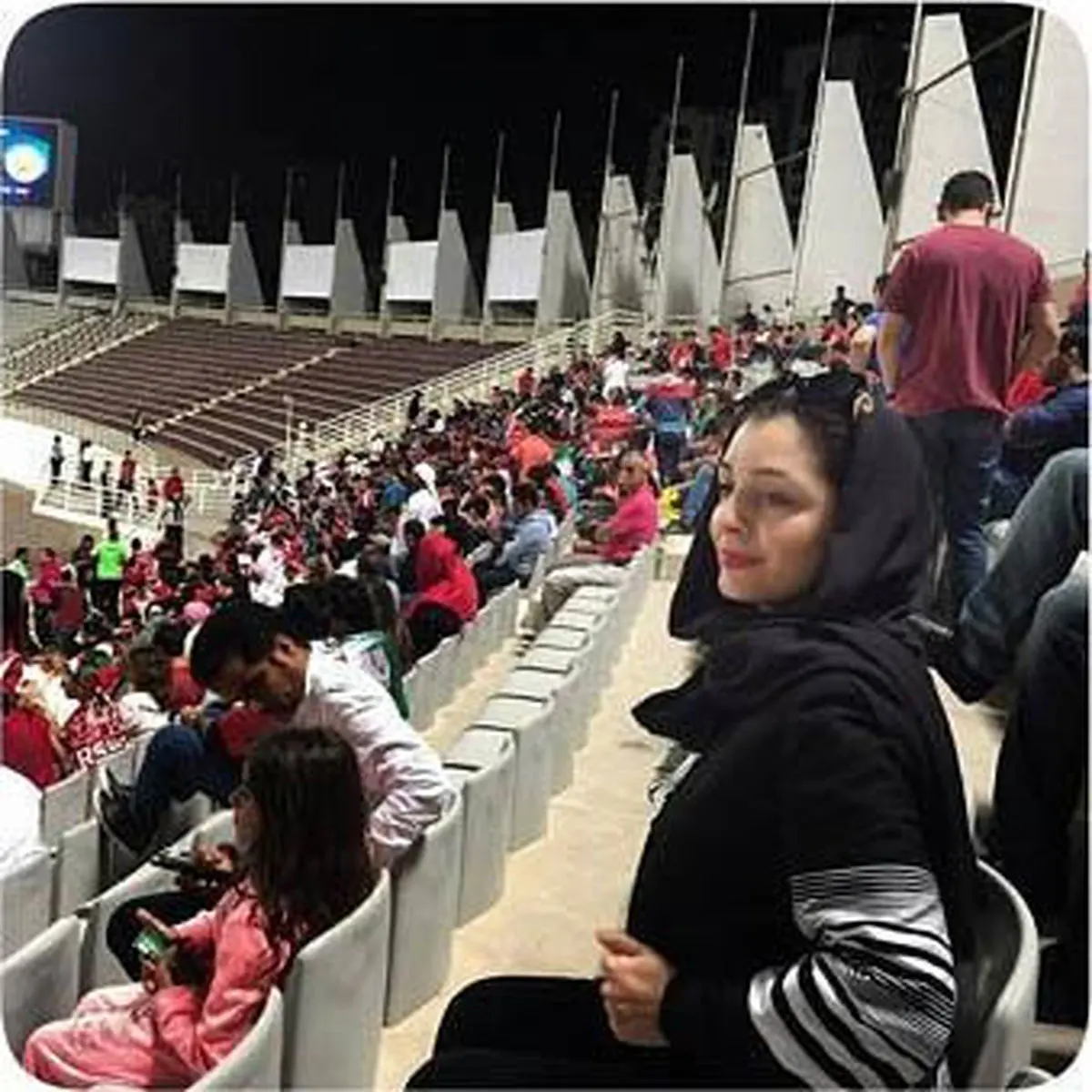 عکس/ تیپ بازیگر زن مشهور در حال تماشای بازی پرسپولیس در امارات 