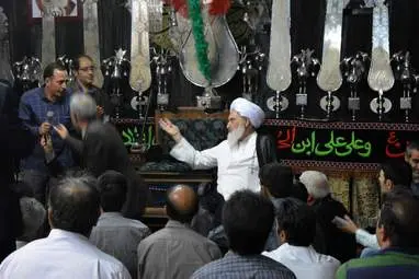 دیدار نماینده ولی‌فقیه و امام جمعه کرمانشا با مردم شاطرآباد در مسجد انصار‌الحسین به روایت تصویر