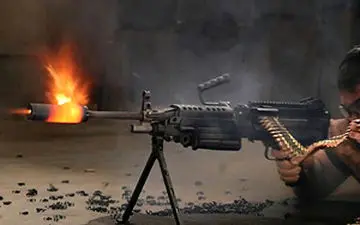 وحشت تایلندی‌ها در خیابان‌های اطراف محل استقرار سربازی که مردم را به رگبار بست + فیلم