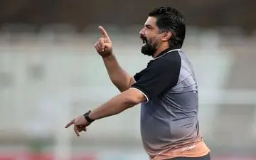 متاسفانه از لب خط به داوران فشار وارد می کنند