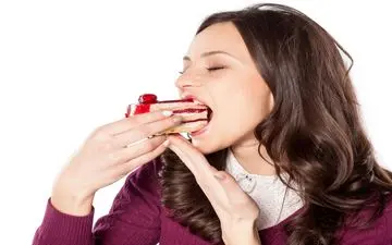 ۶ نشانه عجیب که خبر از کم‌آبی بدن می‌دهند؛ از میل به شیرینی تا حواس‌پرتی 