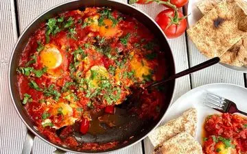 طرز تهیه شاک شوکای مدیترانه‌ ای؛ املت خوشمزه و رنگارنگ