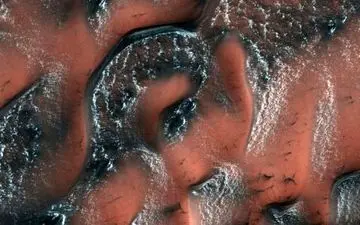 عکس ناسا از برف و یخ روی سطح مریخ