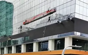 بلایی که باد شدید بر سر کارگران آورد + فیلم