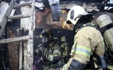 مهار آتش سوزی در یک مجتمع تجاری در آبادان 