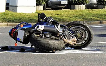 موتورسوار جوان زیر قطار مسافربری جان داد+ فیلم