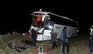 2 کشته و 26 مصدوم در برخورد اتوبوس با تریلر در بزرگراه کاشان_ قم