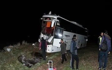 2 کشته و 26 مصدوم در برخورد اتوبوس با تریلر در بزرگراه کاشان_ قم