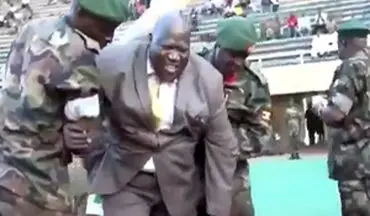 لحظه زمین خوردن وزیر ورزش اوگاندا + فیلم