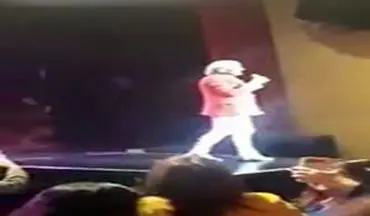 سقوط خواننده معروف از روی سن حین اجرای کنسرت + فیلم 