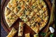 طرز تهیه نان سیر و زیتون؛ عصرانه‌ای خوشمزه با طعمی بی‌نظیر