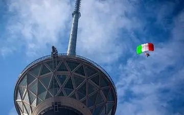 پرش سه چترباز یگان ویژه از برج میلاد