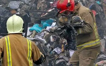 بوسه آتش نشان بر کپسول یک شهید +عکس