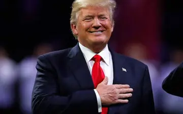 واکنش خبرنگار اسکای‌نیوز به چشمک‌زدن‌های ترامپ برای پوتین! +فیلم