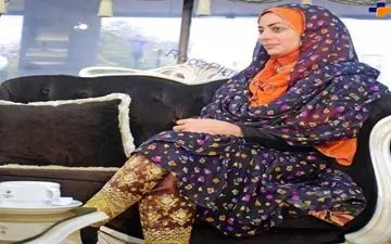 لباس عجیب و غیر معمولی بازیگر زن مشهور در برنامه زنده+ عکس
