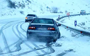 غافلگیر شدن رانندگان از بارش شدید برف در شهرستان طالقان + فیلم