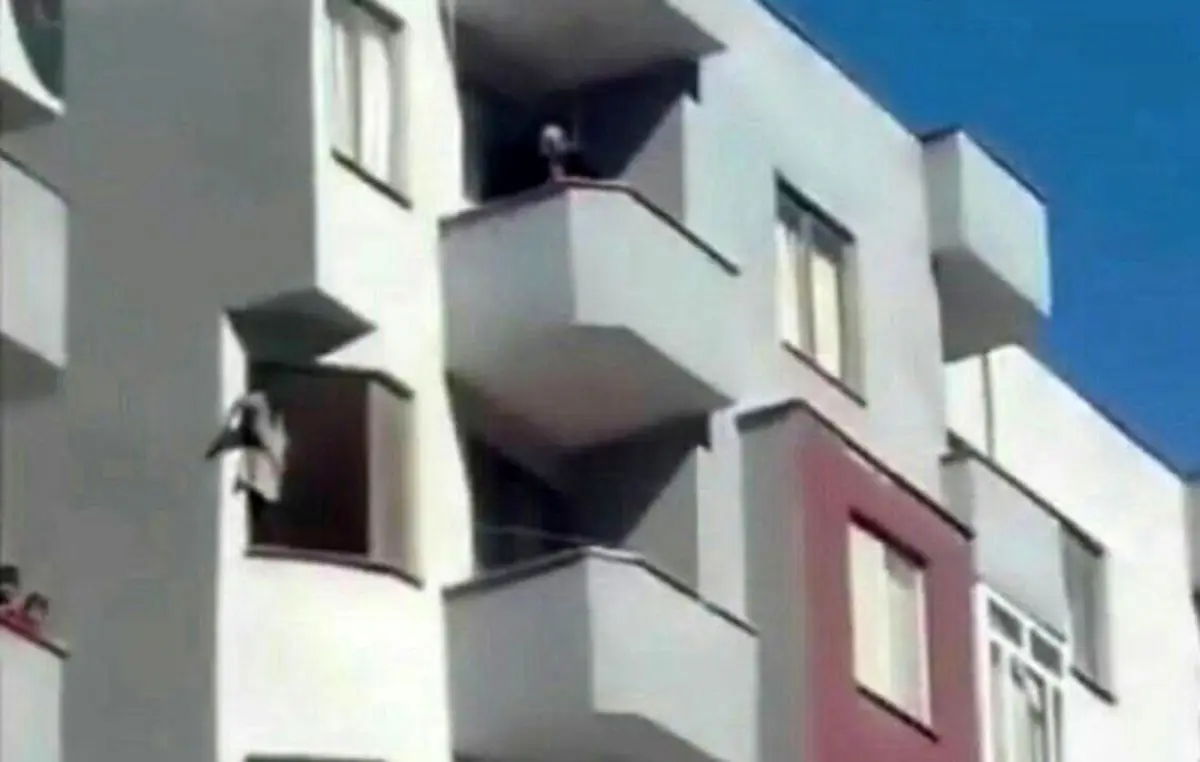 زن جوان تبریزی با آویزان شدن از طبقه پنجم یک ساختمان خبر ساز شد + عکس

