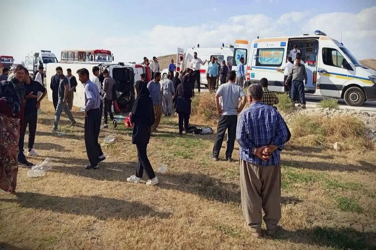 اتفاق ناگوار در نقده؛ مینیبوس حامل دانشآموزان دختر واژگون شد/ ۱۳ مصدوم راهی بیمارستان شدند