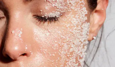 استفاده از نمک دریا برای پوست صورت و بدن: مزایا، معایب و نحوه استفاده
