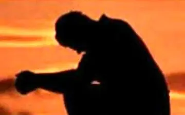 از همسرم غافل شدم تا اینکه او را در حال خنده‌های شیطانی با مرد غریبه دیدم
