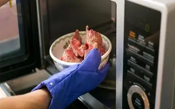 چرا هرگز نباید یخ مواد غذایی را با مایکروفر باز کرد؟ 