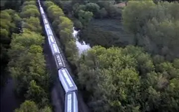 خارج شدن یک قطار باری از ریل در آمریکا + فیلم 