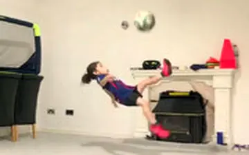 کودک با استعداد ایرانی این قیچی برگردون را به مسی تقدیم کرد