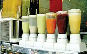 تعطیل شدن مغازه‌های آب میوه فروشی در استان البرز توسط گشت تعزیرات + فیلم