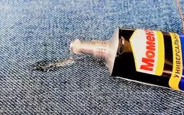 روش پاک کردن انواع چسب روی لباس