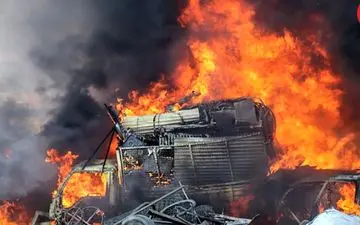 مهار شعله های آتش در انبار فروشگاه مواد غذایی 