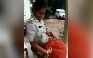 اقدام انسان‌ دوستانه پلیس اشک پیرزن فقیر را درآورد