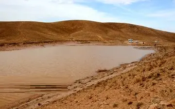 نجات ۸ فرد گرفتار در سیل توسط عوامل هلال‌احمر قوچان
