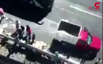 لحظه وحشتناک زیر گرفته شدن کارگران در حاشیه بزرگراه توسط کامیون +فیلم 
