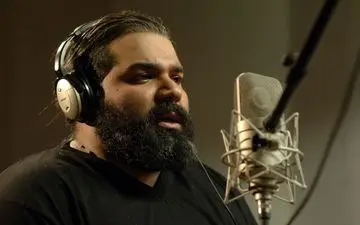 آقای مشکی پوش به احترام زلزله زده ها سفید پوش شد+عکس