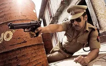 حرکات جالب و متفاوت افسر راهنمایی و رانندگی برای اعمال قانون +فیلم