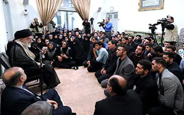 اهدای مدال زهرا کریمی به عموی شهیدش + فیلم