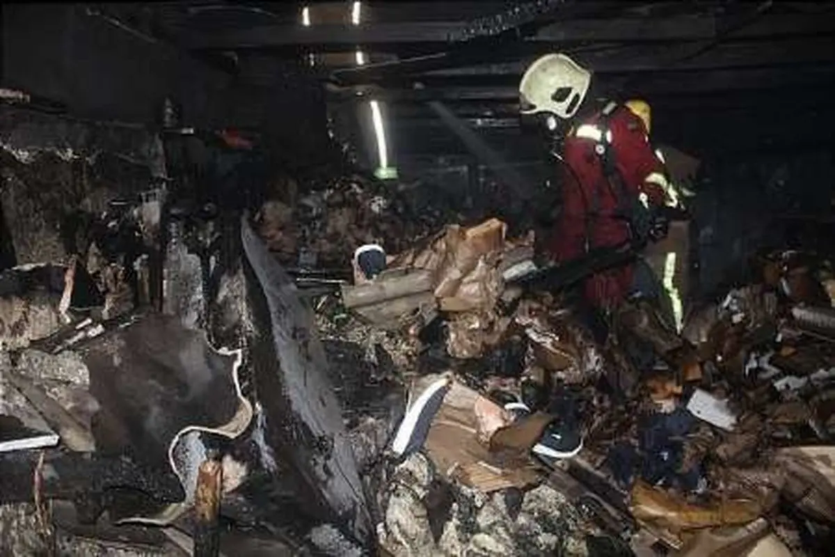 مهار آتش سوزی در انبار یک مغازه کیف و کفش درخیابان منوچهری