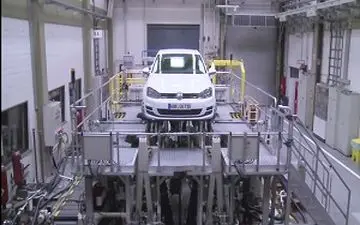 تست‌های عجیب و غریب کیفیت خودروی فولکس گلف + فیلم 