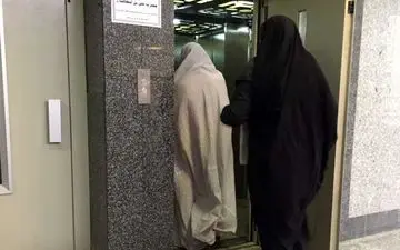 زنی شوهرش را پای تخت خواب غافلگیر کرد