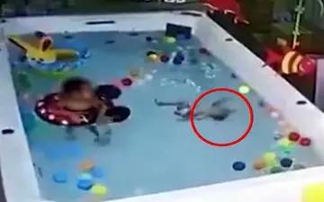 جدال با مرگ کودک خردسال در استخر خانگی!