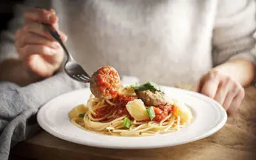 تند تند غذا میخوری؟ پس بیا تا بهت بگم چه بلایی سر بدنت آوردی!