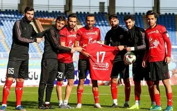 ادای احترام سرخپوشان مشهدی به بازیکن عزادار