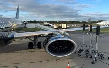 پرواز هواپیما، با دو پنجره شکسته!!