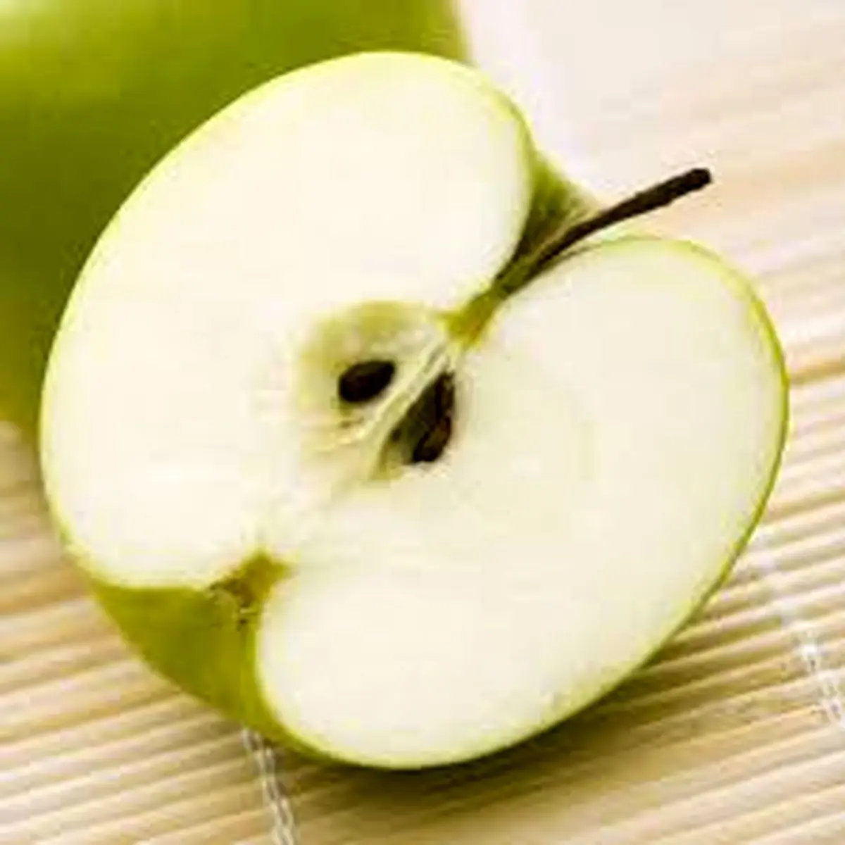 خطرات خوردن دانه سیب